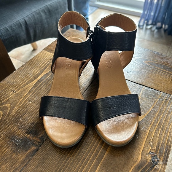 Bueno Navy and Tan Leather Wedge Sandals - Picture 2 of 6